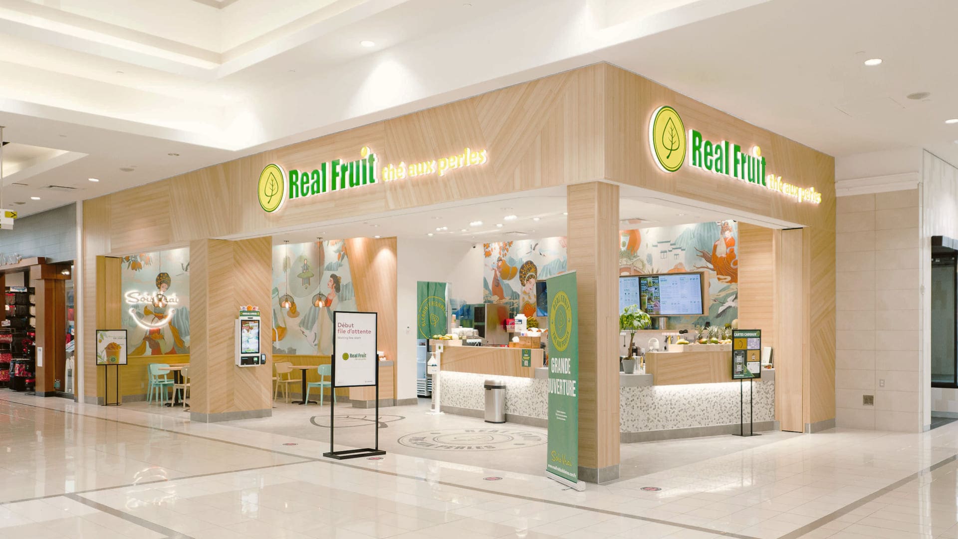 Real Fruit Restaurant inside