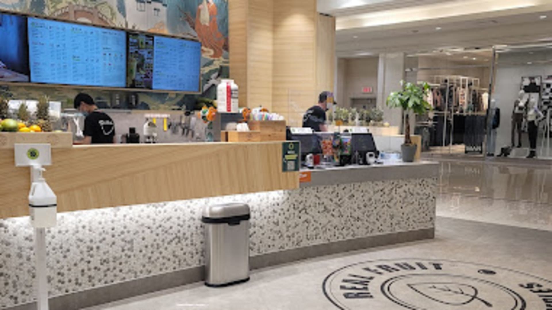 Real Fruit Restaurant inside