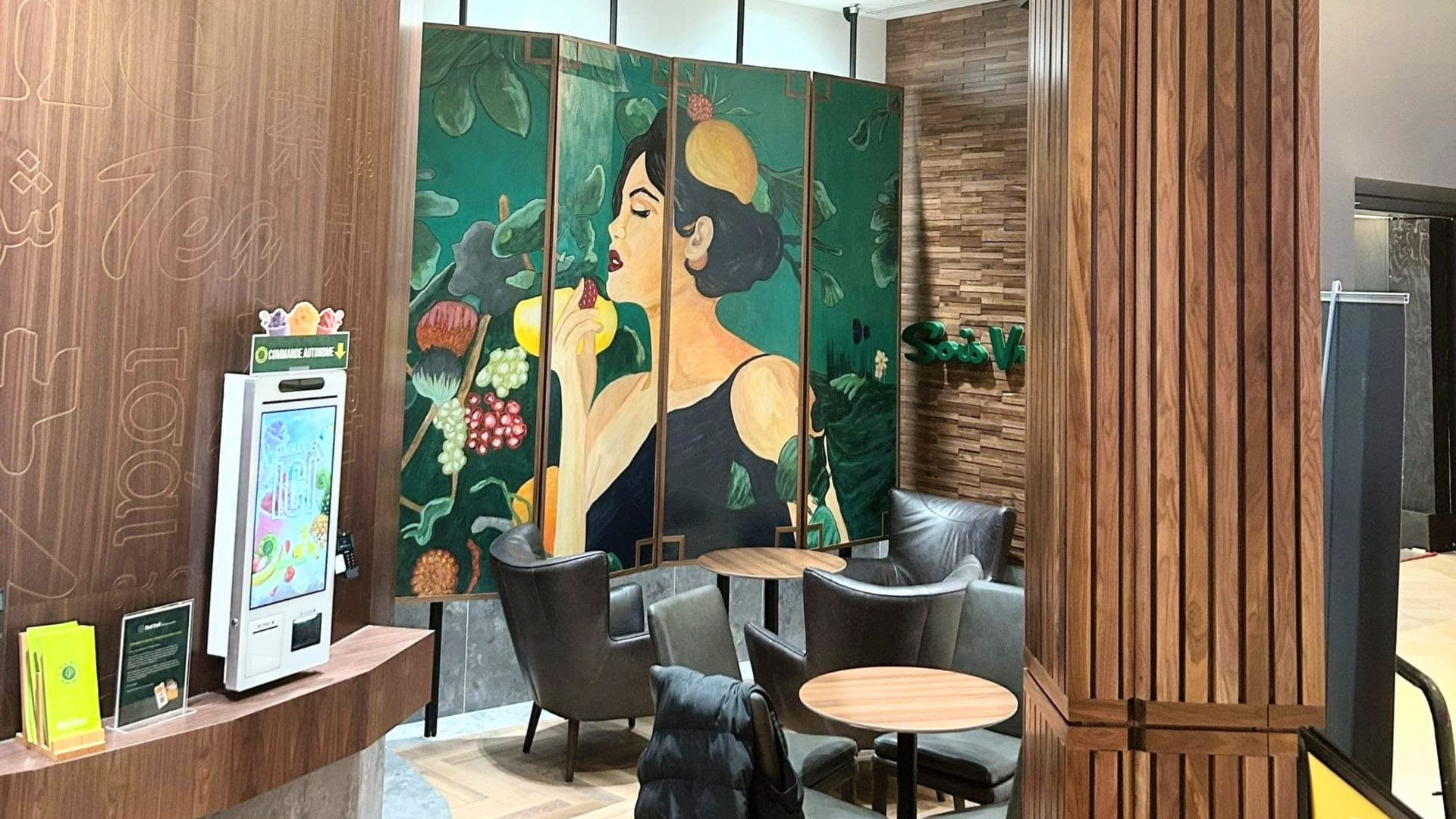 Real Fruit Restaurant inside