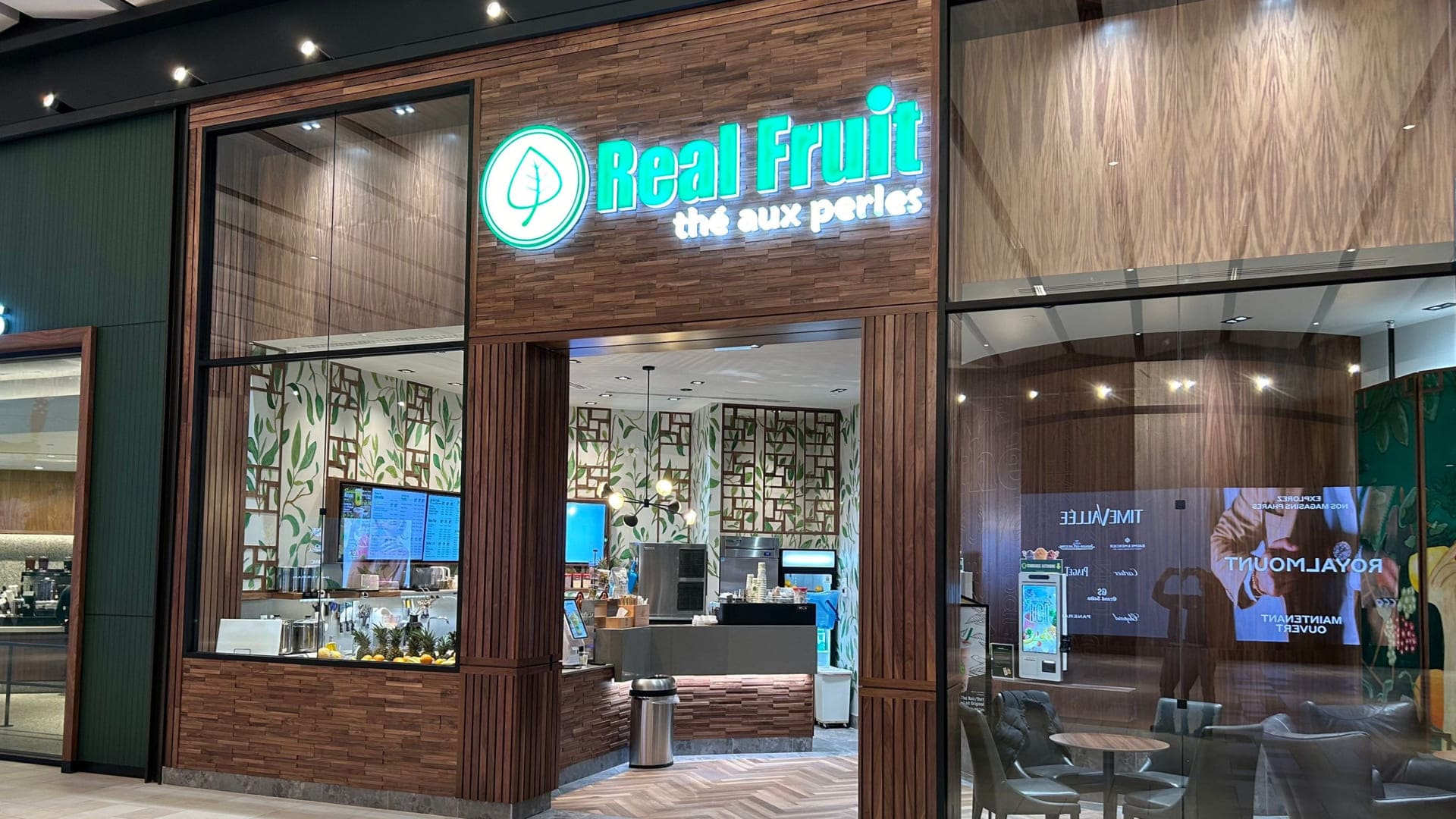 Real Fruit Restaurant inside