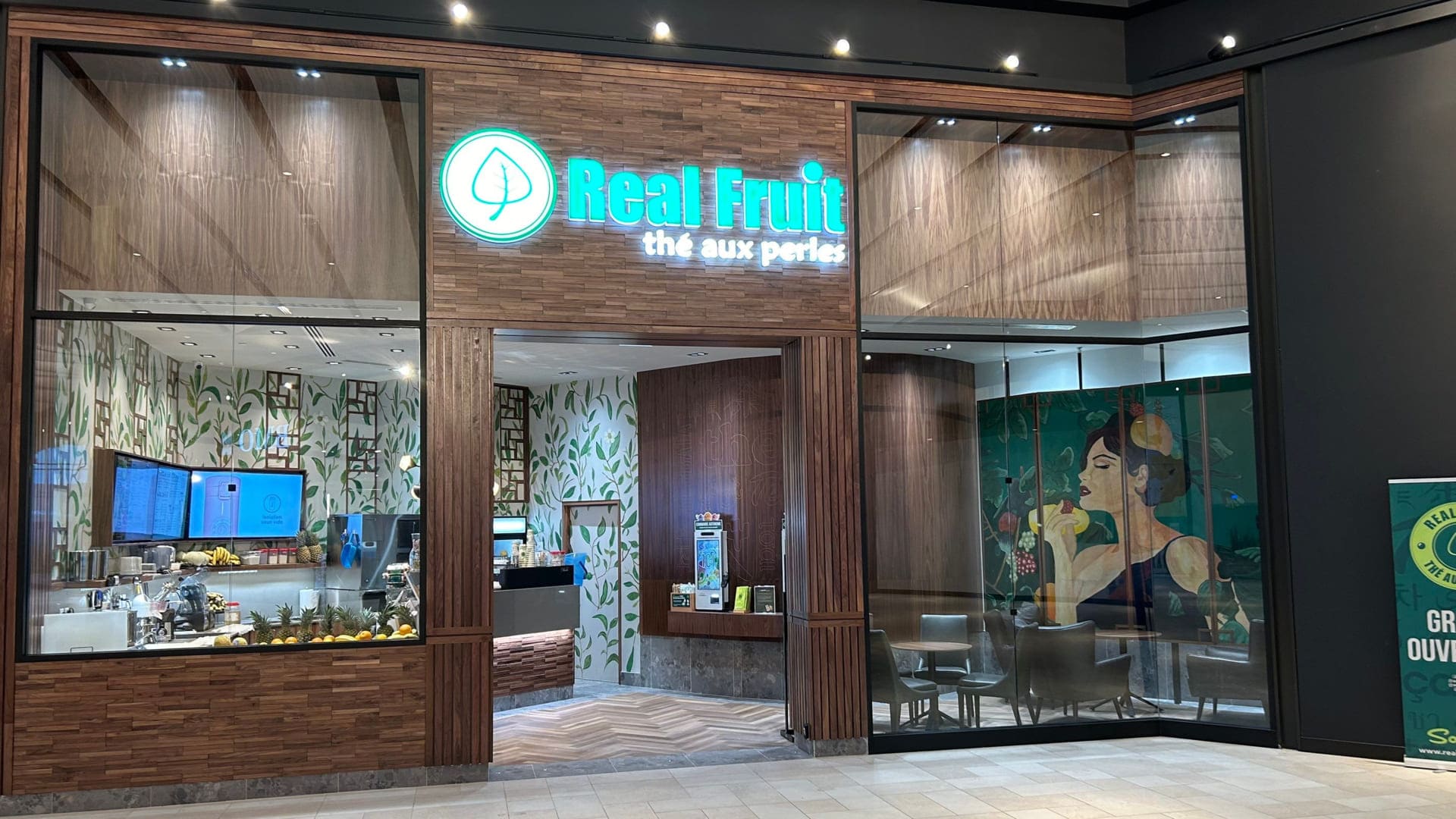 Real Fruit Restaurant inside